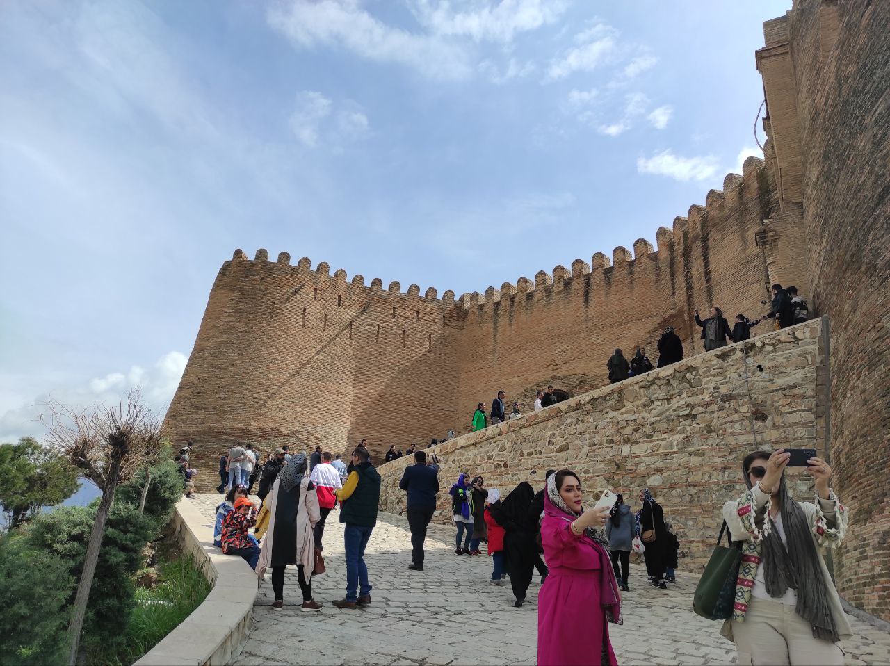 شواهدی مبنی بر سکونت ۵ هزار و ۴۰۰ ساله انسان در تپه قلعه فلک الافلاک خرم آباد کشف شده است