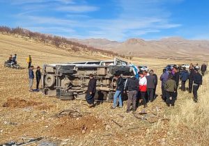 بر اثر واژگونی یک دستگاه مینی‌بوس حامل دانش‌آموزان تعداد ۱۶ دانش‌آموز مصدوم شدند